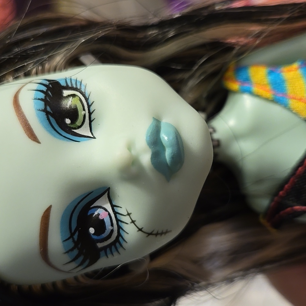 Monster High Gloom Beach Frankie Stein Doll - Picture 9 of 9
